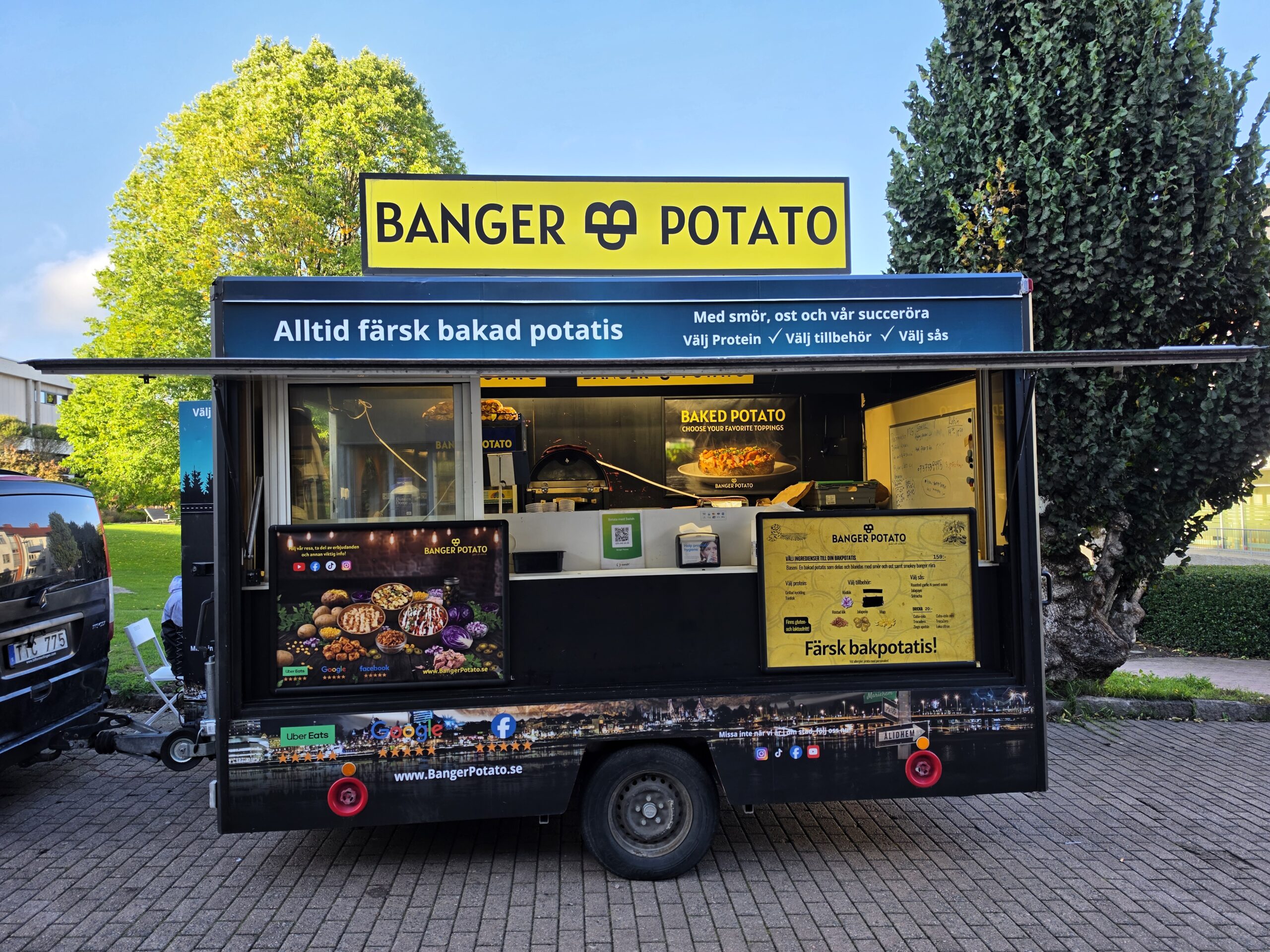 Banger Potatos foodtruck med gul skylt och serveringslucka