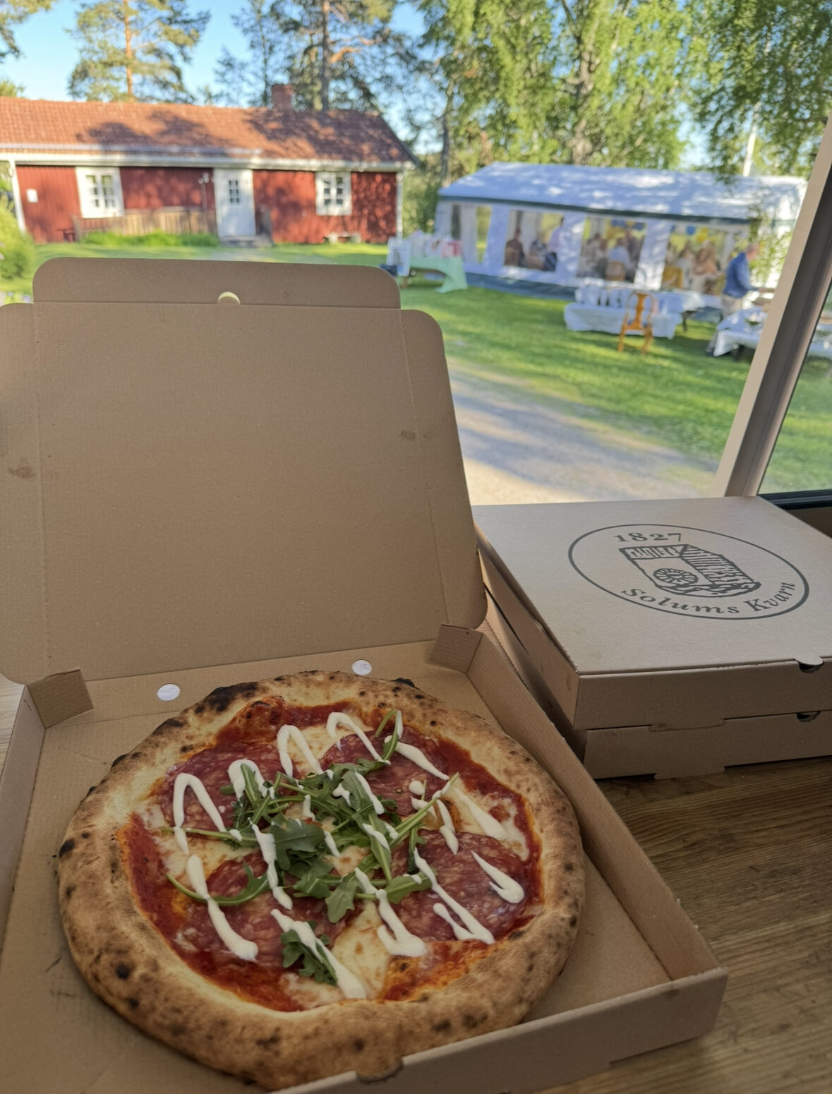 Pizza i en öppen kartong från Solums Kvarn